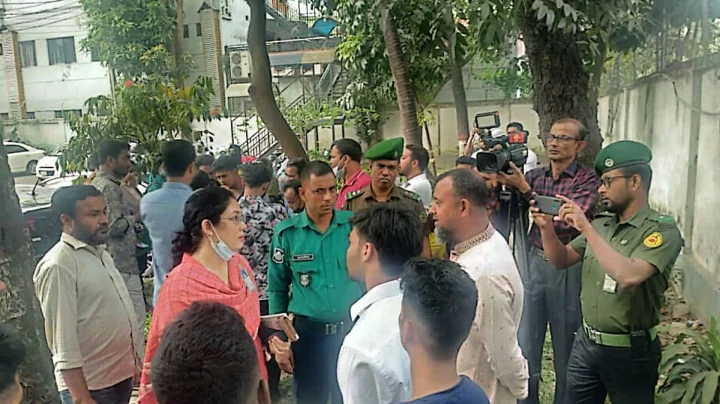 ঢামেকে যৌথবাহিনীর অভিযানে ধরা পড়ল দালাল চক্রের ২১ সদস্য